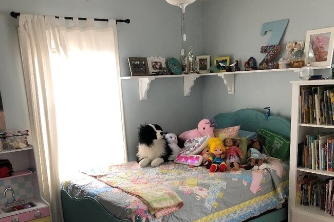 Dormitorio trasero soleado - 1134 22nd St