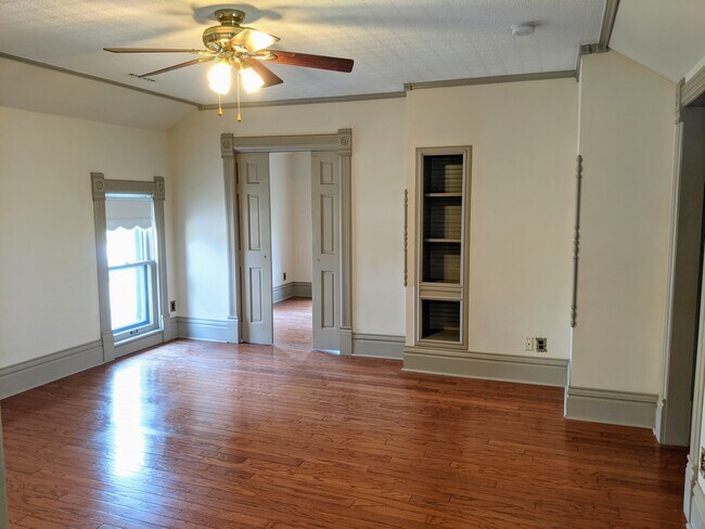 Sala de estar - 128 S Main St