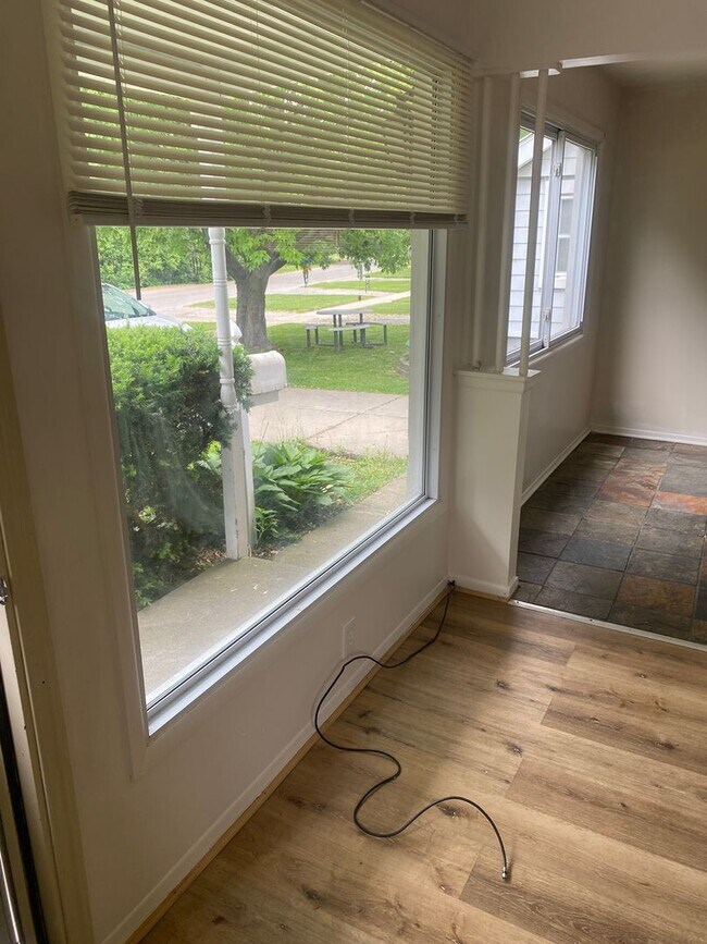 Foto del edificio - Newly painted 3 bedroom 1 bathroom bi-leve...