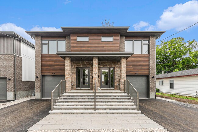 Building Photo - 634 Hochelaga St