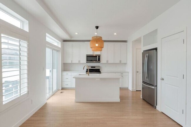 Foto del edificio - Like New Chic, Modern Spotless w 2 car attached
