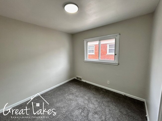 Building Photo - Stunning 3 Bedroom 1.5 Bathroom now availa...