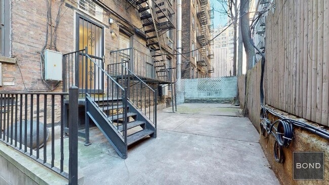 Building Photo - 425 E 65th St