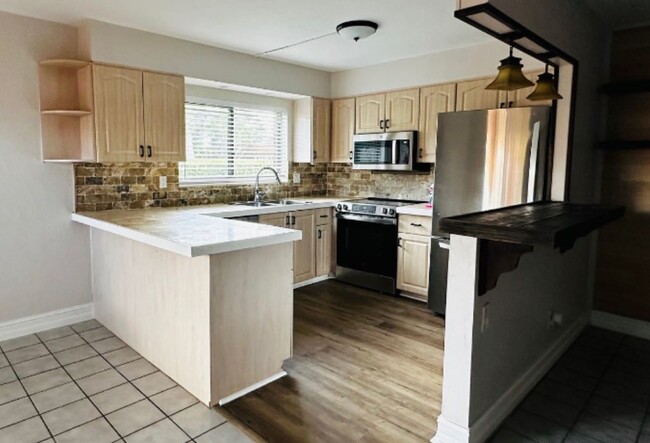 Kitchen (new never used appliances) - 1436 Park Shore Cir