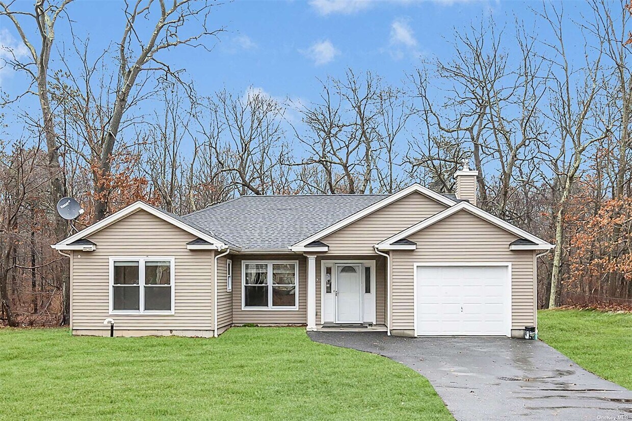 117 W Bartlett Rd, Middle Island, NY 11953 House Rental in Middle