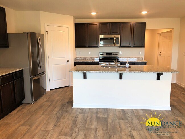 Foto del edificio - Lovely 4 Bedroom Newer Construction Home in Redstone Commons