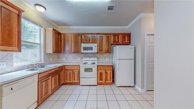 Building Photo - 1425 W Villa Maria Rd