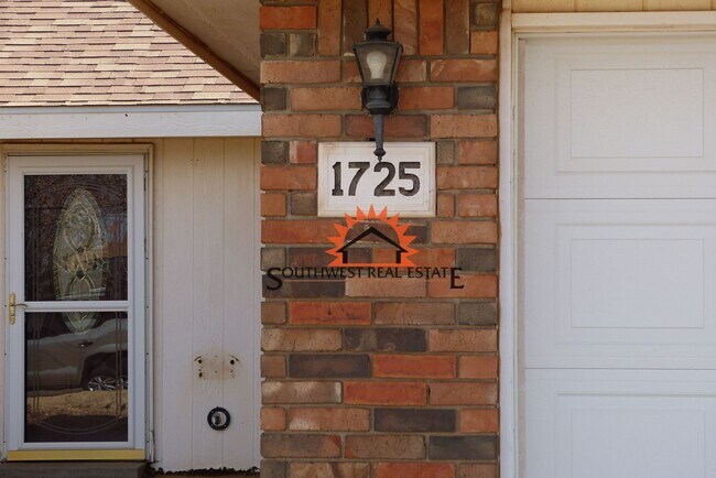 Foto del edificio - Lovely 3 bedroom 2 bathroom brick home wit...