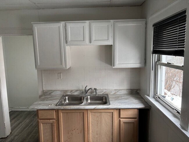 Building Photo - Cleveland East Side Single