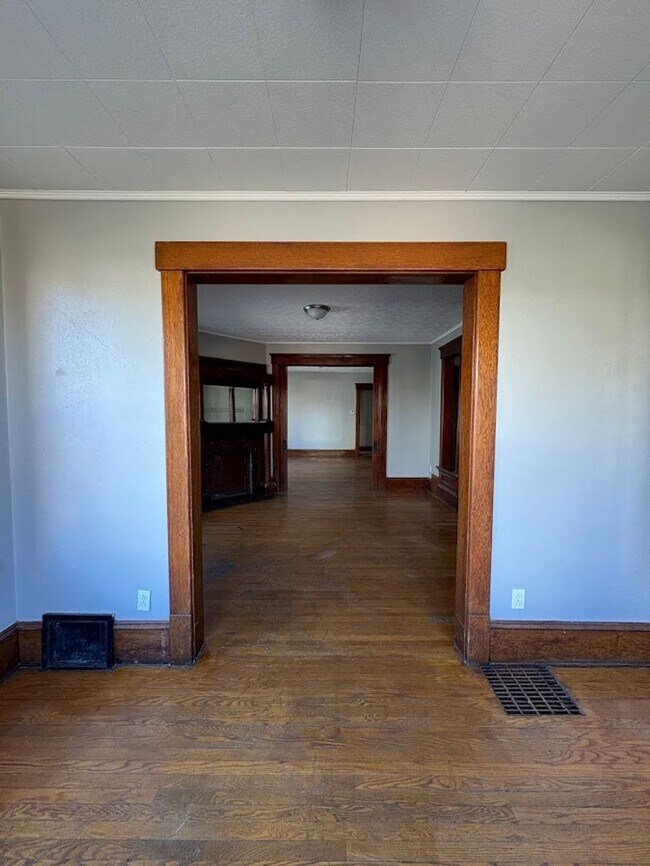 Foto del edificio - Two bedroom one bathroom 1st level for rent