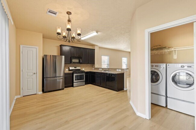 Foto del edificio - 7014 Hazelnut Ln