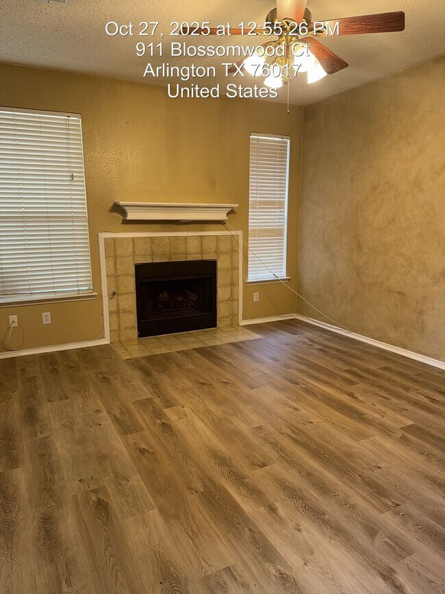 Foto del edificio - 911 Blossomwood Ct