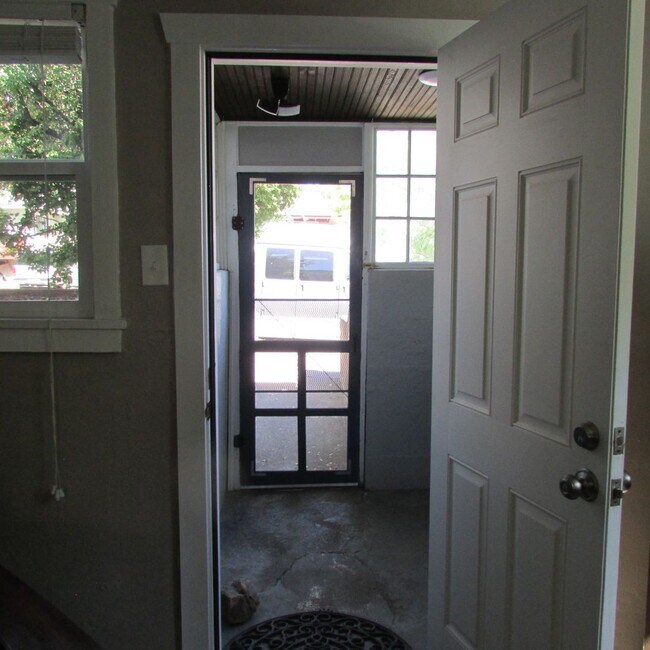 Foto del edificio - 457 N Johnson Ave