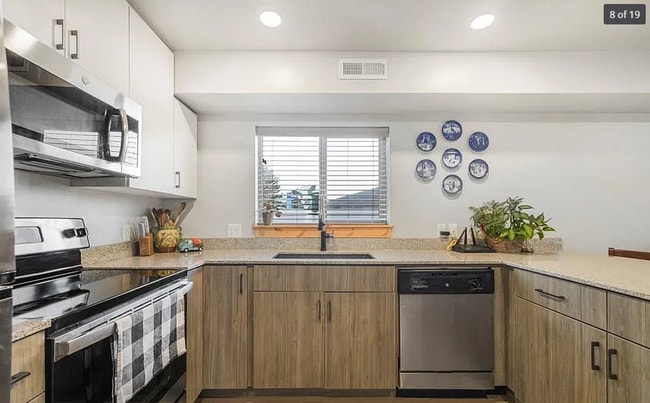 Building Photo - AWESOME 2 BED 1 BATH WITH AWESOME AMENITIE...