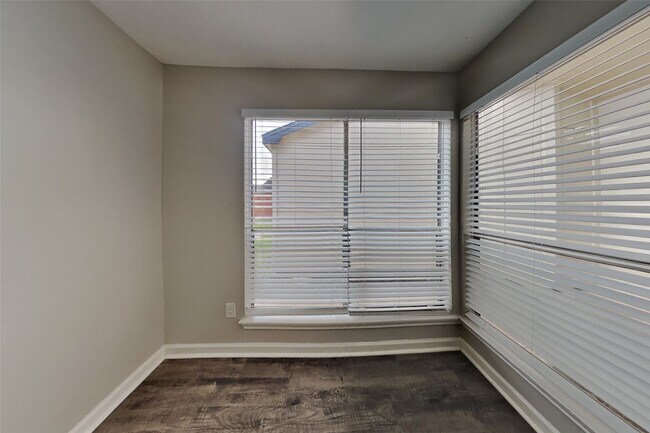 Foto del edificio - 6823 Heather Hollow Dr