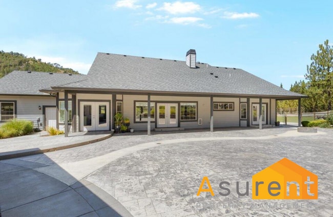 Foto del edificio - Peaceful Country Living- 3 Bedroom- 3 Full Bathroom Home in Rogue River