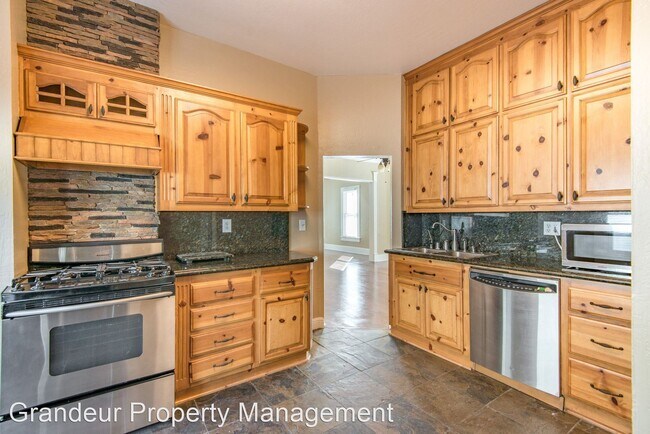 Foto del edificio - 4 br, 2.5 bath House - 111 W. Williams St.