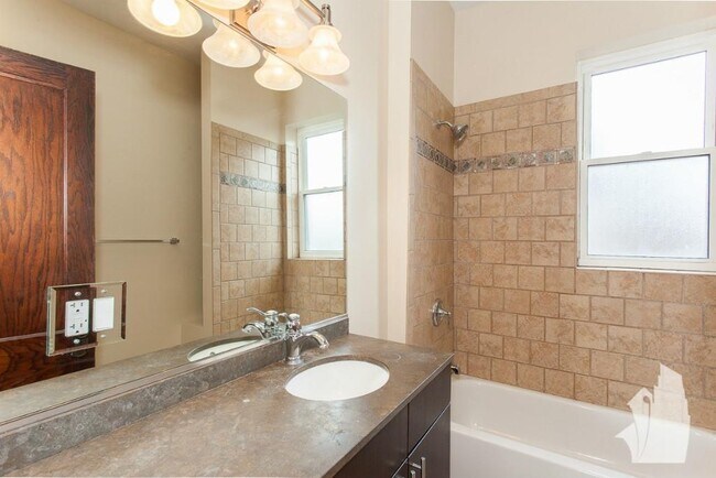 Foto del edificio - 1438 W Addison St