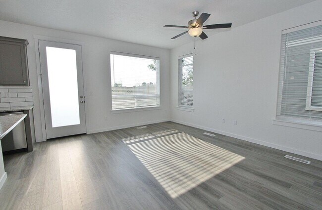 Foto del edificio - Modern townhouse in a Cozy Community. 50% ...