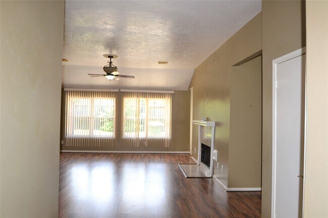 Foto del edificio - 2818 Russett Pl W
