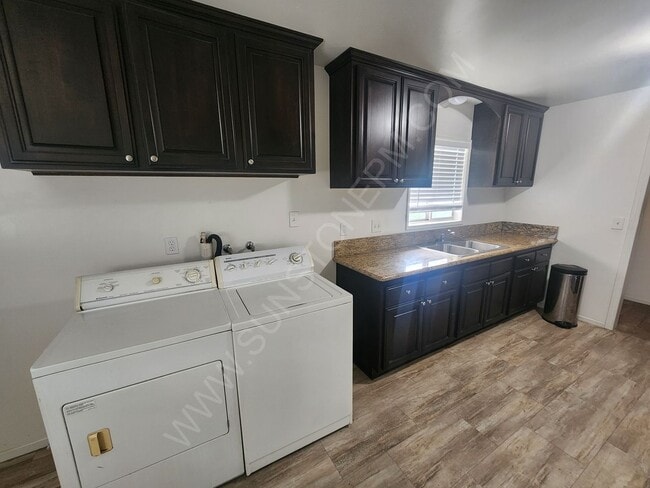 Building Photo - 3 bedroom, 2 bathroom