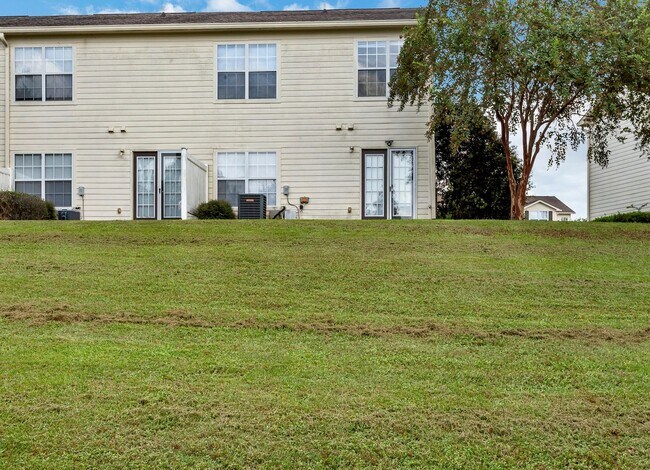 Foto del edificio - 3/2.5 Crestview Townhome with Community Pool! NOW AVAILABLE!