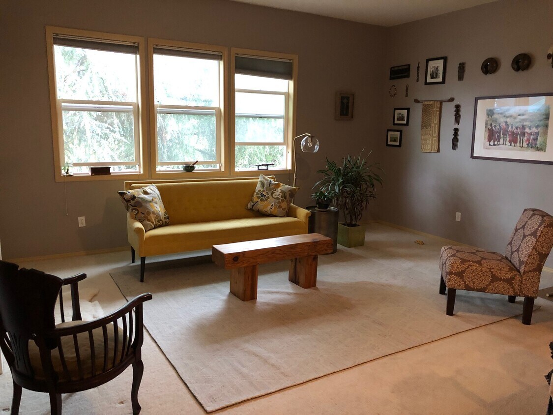 Living room - 5122 S Mayflower St