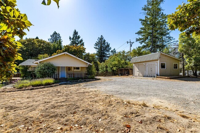 Building Photo - Cozy 2-Bedroom, 1-Bath Duplex with Stunnin...