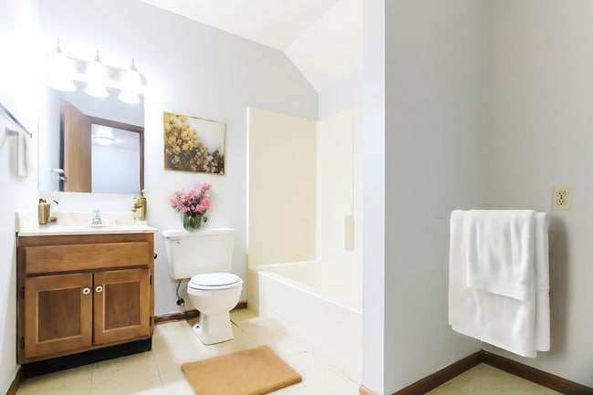 Building Photo - Spacious Townhouse Living Just Outside Dow...