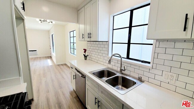Foto del edificio - 4017 W Magnolia Blvd