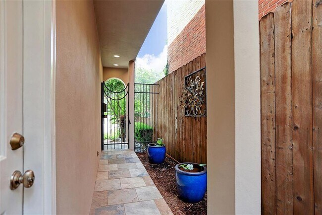 Building Photo - 2003 Park St