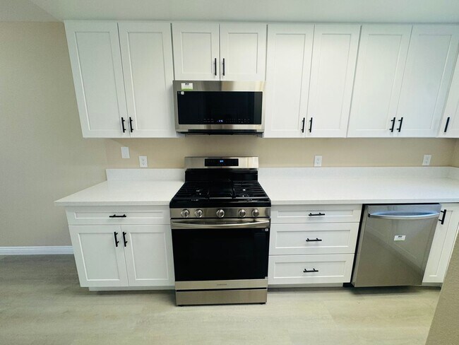 Foto del edificio - Luxury Living Awaits: Stunning Remodeled C...