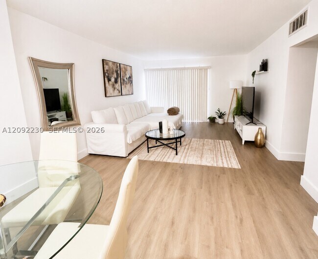 Building Photo - 400 Kings Point Dr