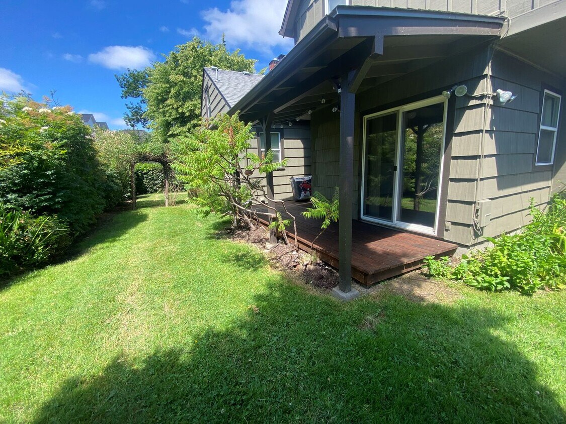 Foto principal - $1895/mo Adorable 2-Story Home Close to Ca...