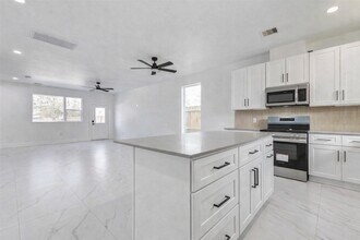 Building Photo - 5912 Mayle St