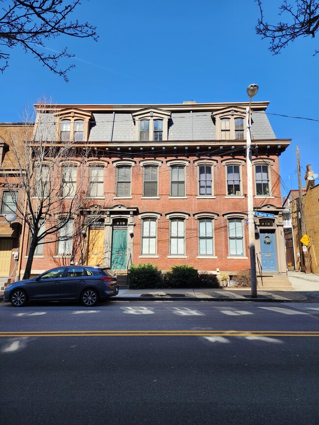 Building Photo - 510 E North Ave