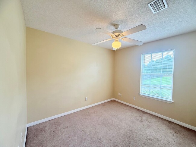Building Photo - Charming 2 Bed/2 Bath Duplex