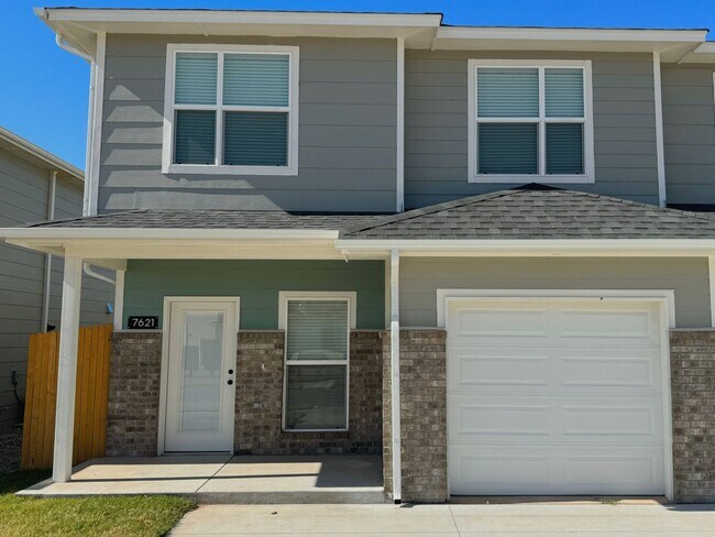 Building Photo - Comfort & Convenience!
