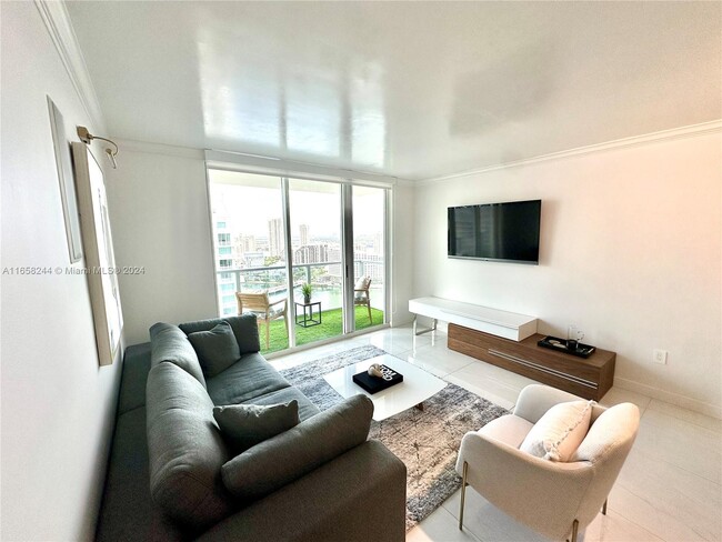 Building Photo - 1155 Brickell Bay Dr