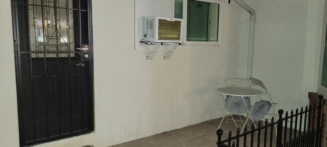 entrada desde el exterior - 17446 Ludlow St