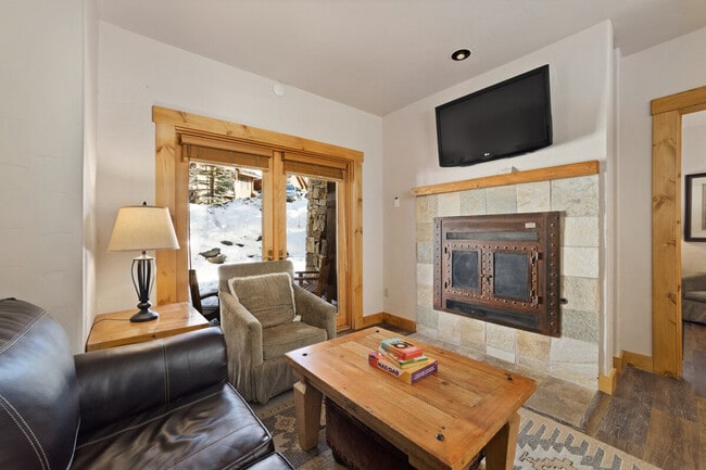 Foto del edificio - 120 Meadowlark Ln