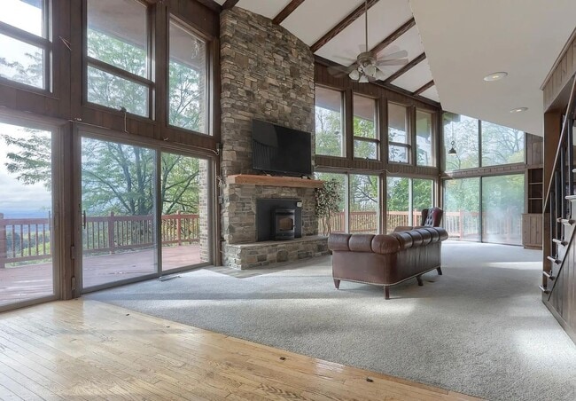 Building Photo - Secluded 3 Bedroom Home