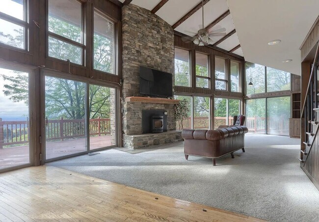 Foto del edificio - Secluded 3 Bedroom Home