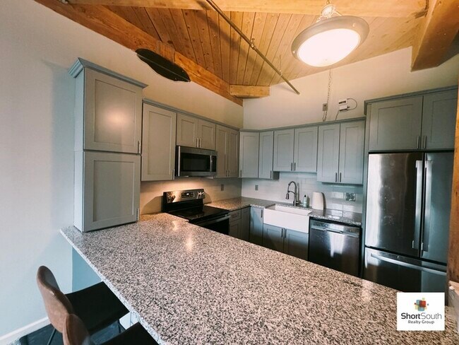 Building Photo - Large 1 Bed 1 Bath Boardwalk Customized Co...