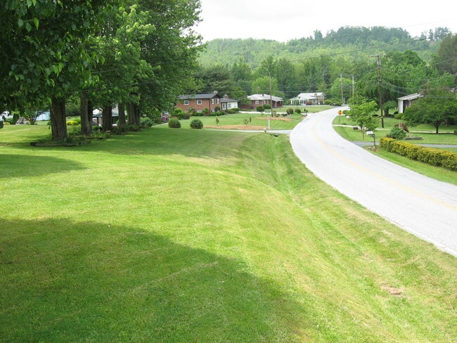 Foto del edificio - 307 Oak Grove Rd