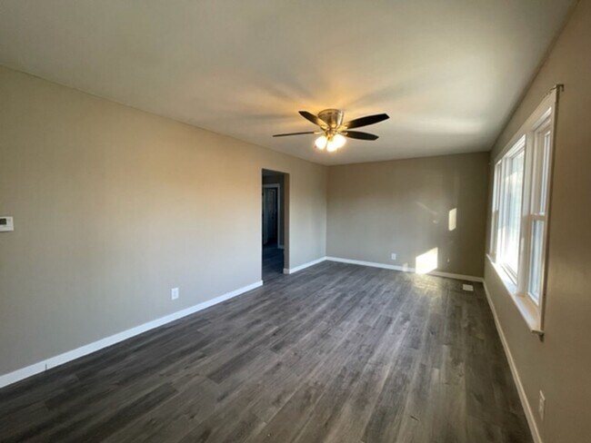Foto del edificio - HUGE SHOP!  Updated 3 bedroom home in great location close to Mercy