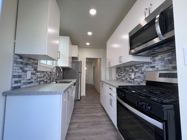 Foto del edificio - Updated 2BR house with Garage!