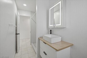 Building Photo - 4013 Esmeralda Ave