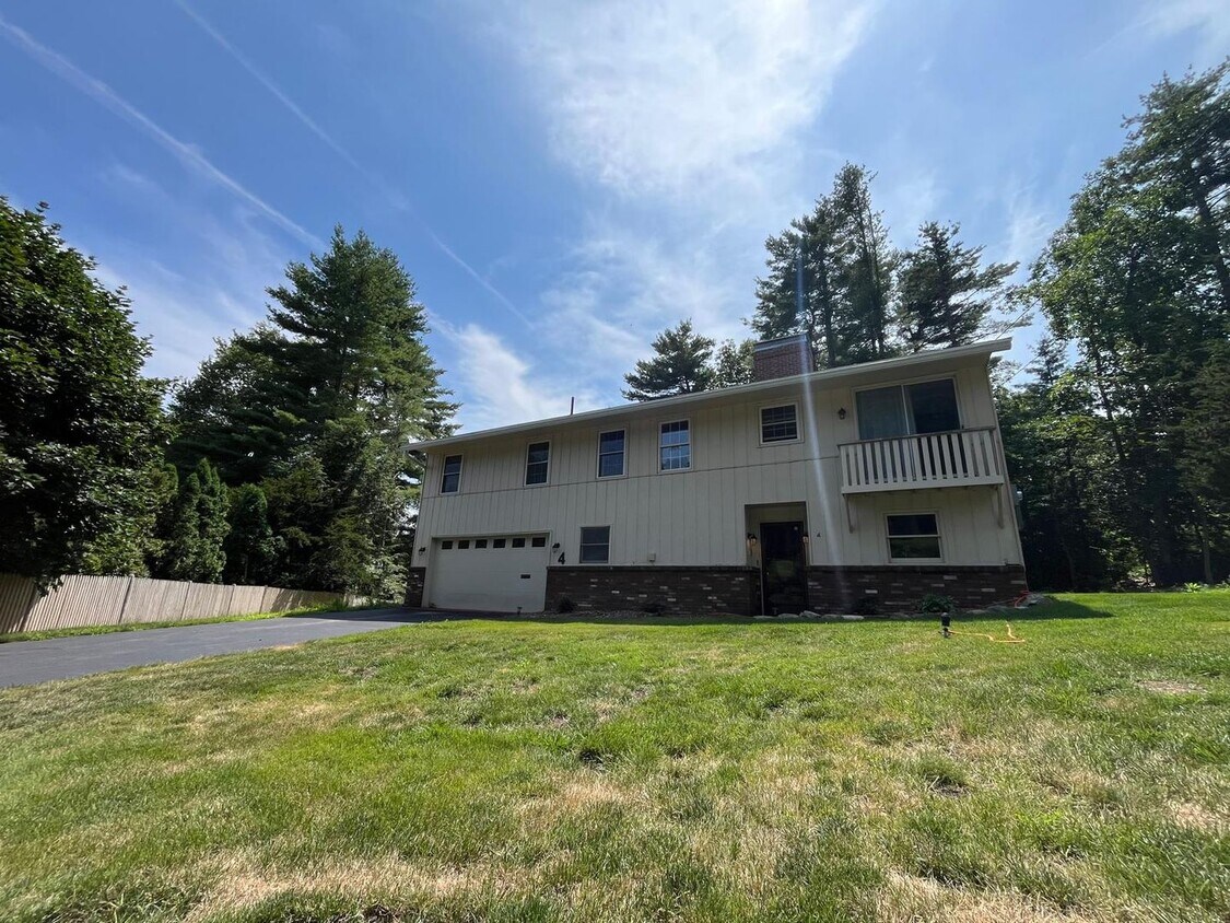 Primary Photo - 4 Bed / 3 Bath Single Family w/ Large Back...