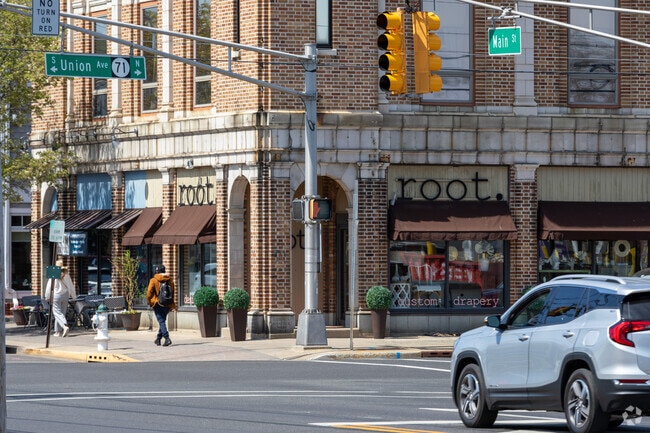 Many local businesses are located in downtown Manasquan